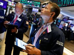 El promedio industrial Dow Jones subió 237 puntos, o 0.9%, hasta los 26 mil 355 enteros. AP/R. Drew