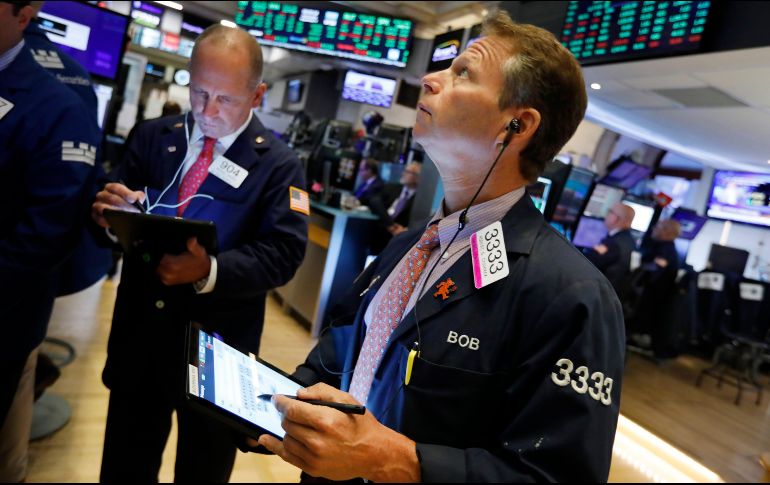 El promedio industrial Dow Jones subió 237 puntos, o 0.9%, hasta los 26 mil 355 enteros. AP/R. Drew