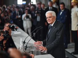 El presidente de Italia, Sergio Mattarella, habla con la prensa tras su encuentro con Giuseppe Conte este miércoles en Roma. EFE/A. Di Meo