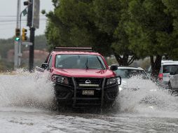 Una vialidad inundada este miércoles en Saltillo, Coahuila. En la entidad se esperan lluvias intensas a puntuales torrenciales. EFE/M. Sierra