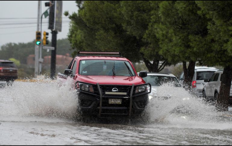 Una vialidad inundada este miércoles en Saltillo, Coahuila. En la entidad se esperan lluvias intensas a puntuales torrenciales. EFE/M. Sierra