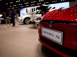 La empresa automovilística menciona que la herramienta no hace que el Tesla sea autónomo, que por el contrario necesita que el conductor esté al pendiente; así mismo, en el accidente del año pasado el conductor no tenía las manos en el volante. AFP / ARCHIVO