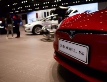 La empresa automovilística menciona que la herramienta no hace que el Tesla sea autónomo, que por el contrario necesita que el conductor esté al pendiente; así mismo, en el accidente del año pasado el conductor no tenía las manos en el volante. AFP / ARCHIVO