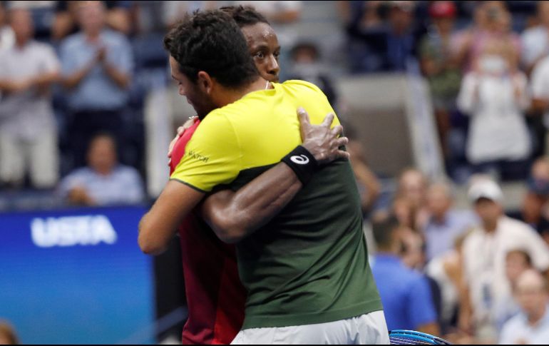 Matteo Berrettini (d) y Gael Monfils se felicitan mutuamente tras el encuentro. EFE/J. Mabamglo