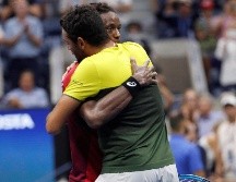 Matteo Berrettini (d) y Gael Monfils se felicitan mutuamente tras el encuentro. EFE/J. Mabamglo