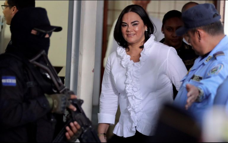 Fotografía de archivo que muestra a la ex primera dama de Honduras, Rosa Elena Bonilla, a su llegada al Tribunal de Sentencia en materia de Corrupción, en Tegucigalpa. EFE/G. Amador