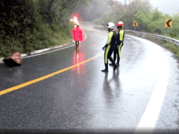 En el municipio de Iturbide hubo caída de rocas en pendientes al pie de carreteras.  TWITTER / @PC_NuevoLeon