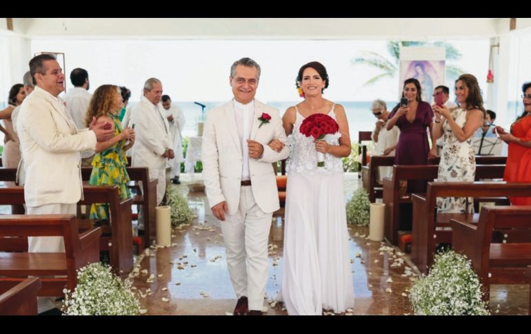 María Emilia Chavira Landino y Alejandro López Tostado durante su boda en Cancún.