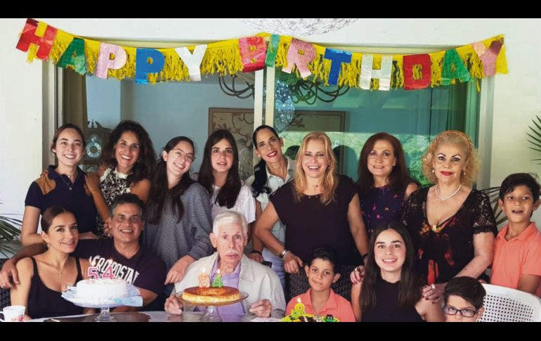 La familia Fregoso celebrando 8, 54 y 84 cumpleaños. 