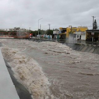 Abren compuertas de presa La Boca en NL por lluvias de "Fernand"