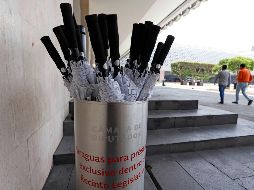 Los paraguas se distribuyen en 23 cilindros dentro del recinto legislativo. SUN/B. Fregoso