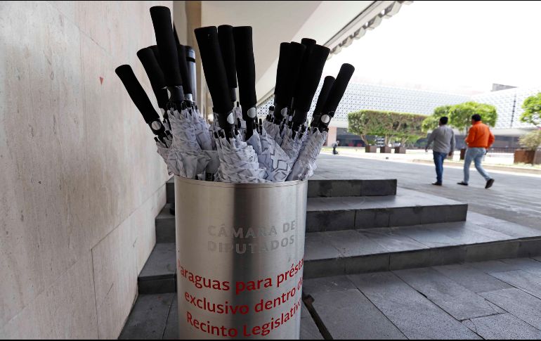 Los paraguas se distribuyen en 23 cilindros dentro del recinto legislativo. SUN/B. Fregoso