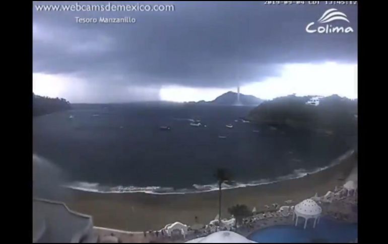 Este fenómeno atmosférico suele durar entre cinco y diez minutos y son muy pocas las que llegan a alcanzar la tierra. TWITTER / @webcamsdemexico