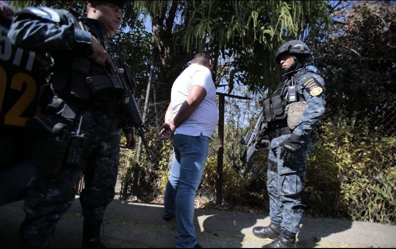 Pérez Payeras (imagen) y Orellana Cordón fueron trasladados para su extradición a la base del Ejército en el aeropuerto internacional de Ciudad de Guatemala. TWITTER/@mingobguate