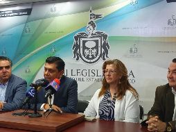 El titular de la fracción Gustavo Macías (2i) y los diputados Jesús Hurtado (d) y Jorge González (i); fueron los únicos que acompañaron el pronunciamiento de la dirigencia estatal.  EL INFORMADOR/ R. Rivas