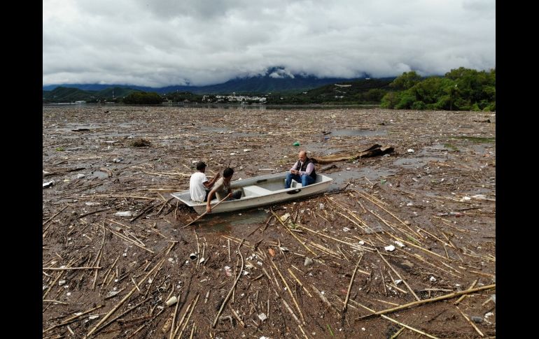 La presa presenta una gran acumulación de basura, ramas y botes de plástico. NTX/C. Maldonado
