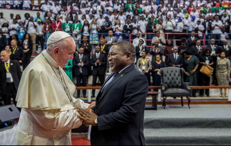 El Papa Francisco sostiene una conversación con el presidente de Mozambique, Filipe Nyusi. EFE/Presidencia de Mozambique