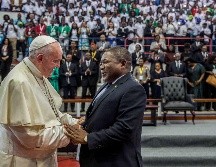 El Papa Francisco sostiene una conversación con el presidente de Mozambique, Filipe Nyusi. EFE/Presidencia de Mozambique