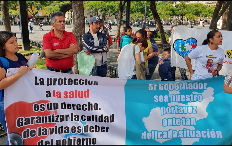 Los manifestantes entregaron oficio a la Comisión legislativa de Salud. EL INFORMADOR/ R. Rivas
