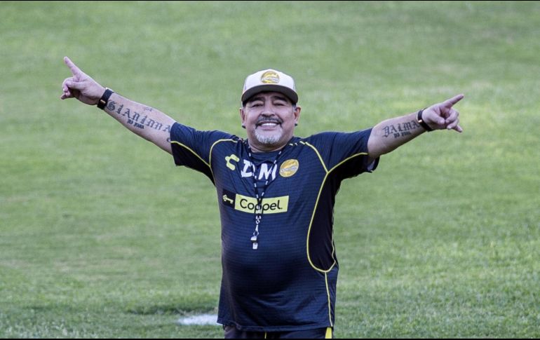 El debut de Maradona como entrenador de Gimnasia y Esgrima La Plata será el domingo 15 de octubre en el estadio del Lobo. AFP/ARCHIVO