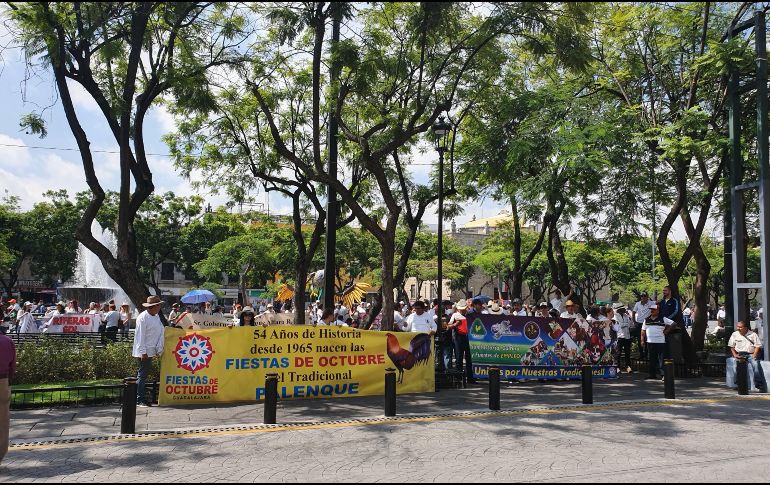 Este jueves, empresarios y trabajadores de este tipo de espectáculos se manifestaron frente al Congreso de Jalisco. EL INFORMADOR / R. Rivas