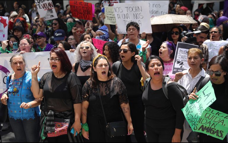 Mujeres se manifestaron el mes pasado en Ciudad de México para llamar la atención sobre los recientes casos de violaciones. EFE/ARCHIVO