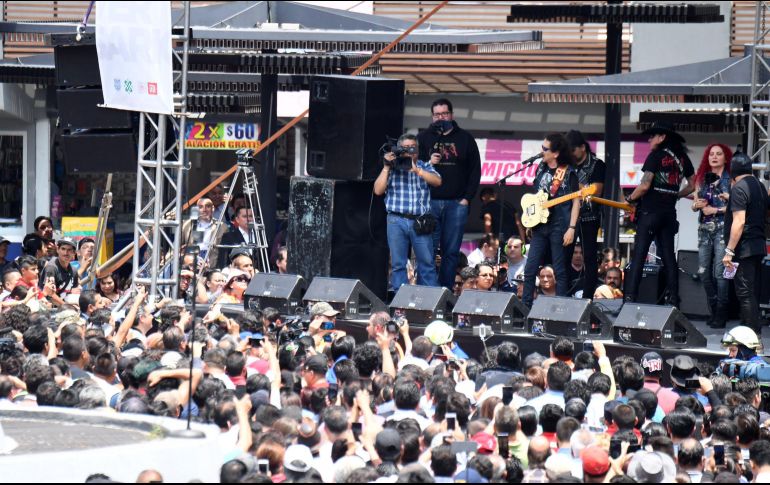 Con el mejor de los ánimos y pese al soleado día, el público acompañó a la banda de rock por más de una hora. SUN/A. Martínez