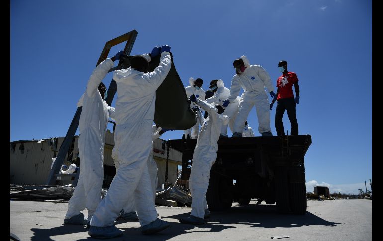 Rescatistas trasladan hoy un cuerpo en Gran Abaco, una de las islas Abaco. AFP/B. Smialowski