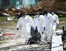 Rescatistas trasladan hoy un cuerpo en Gran Abaco, una de las islas Abaco. AFP/B. Smialowski