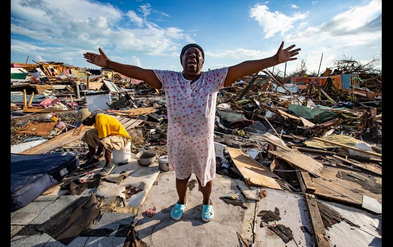 Aliana Alexis, originaria de Haití, se ve entre los escombros de su casa en el puerto de Marsh Harbour, en una de las islas Abaco. AP/Miami Herald/A. Diaz
