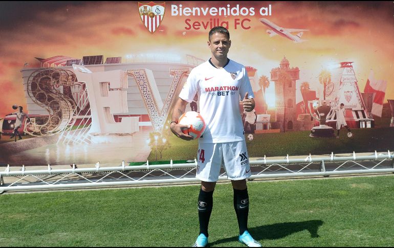 Javier Hernández recién fichó por el Sevilla en lo que es su retorno al balompié español. AFP/ARCHIVO