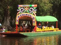 No brincar de trajinera en trajinera, permanecer sentado durante el recorrido y no usar bocinas a alto volumen son algunas reglas que deben seguirse en el paseo. NTX/ARCHIVO