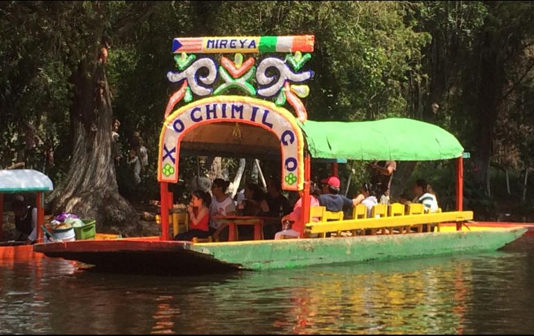 No brincar de trajinera en trajinera, permanecer sentado durante el recorrido y no usar bocinas a alto volumen son algunas reglas que deben seguirse en el paseo. NTX/ARCHIVO