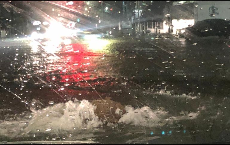 La intensa lluvia de anoche volvió riesgosa la circulación en varios puntos de la ciudad. CORTESÍA / BOMBEROS GDL