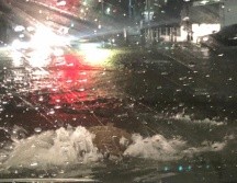 La intensa lluvia de anoche volvió riesgosa la circulación en varios puntos de la ciudad. CORTESÍA / BOMBEROS GDL