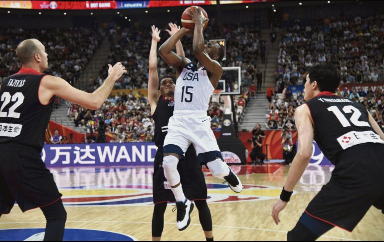 Kemba Walker (#15) lideró la ofensiva de EU al aportar 15 puntos. AFP