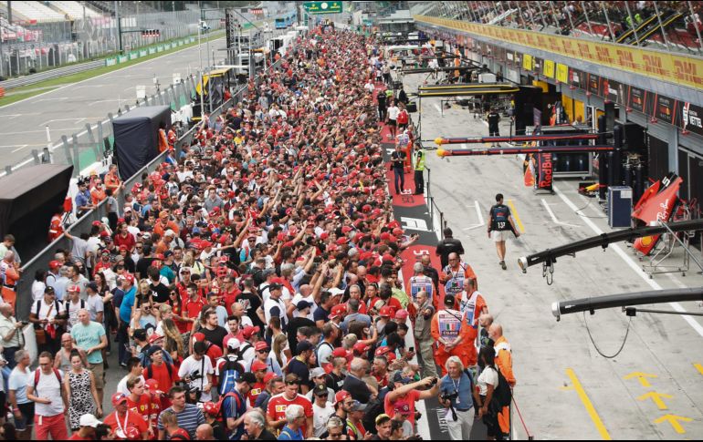 Aficionados acuden a la zona de pits del circuito de Monza, previo al GP de Italia. AP