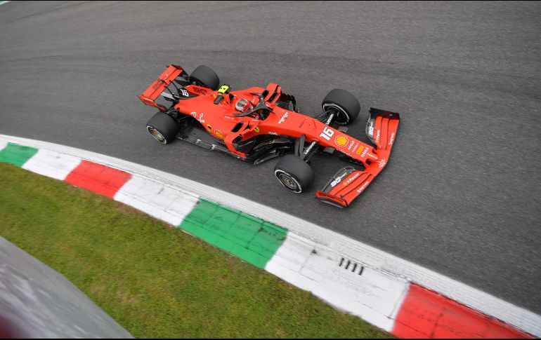 El monegasco superó por .306 segundos a Carlos Sainz Jr. y por .545 segundos a Lando Norris en un trazado húmedo que causó que varios autos salieran de la pista girando. AFP / A. Isakovic