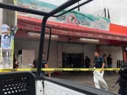 Se trató de un joven de entre 25 a 30 años, quien de acuerdo con los vecinos del lugar, era el propietario del negocio, según informó la comisaría del municipio. ESPECIAL/