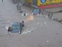 En el boulevard Emiliano Zapata de Culiacán se inundó tras intensas lluvias. YOUTUBE