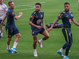 Los jugadores de la selección de Brasil Arthur (2-i), Neymar (c) y Dani Alves participan en un entrenamiento en el Hard Rock Stadium, de la ciudad de Miami. EFE/G. Viera
