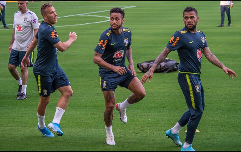 Los jugadores de la selección de Brasil Arthur (2-i), Neymar (c) y Dani Alves participan en un entrenamiento en el Hard Rock Stadium, de la ciudad de Miami. EFE/G. Viera