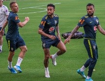 Los jugadores de la selección de Brasil Arthur (2-i), Neymar (c) y Dani Alves participan en un entrenamiento en el Hard Rock Stadium, de la ciudad de Miami. EFE/G. Viera