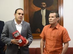 Cuauhtémoc Blanco informó que los guantes serán subastados para que lo recaudado se done a niños en albergues. TWITTER/@cuauhtemocb10