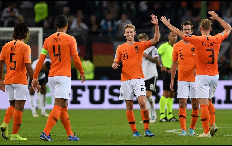 El holandés Frenkie De Jong (c) celebra su gol, anotado al minuto 58, con su equipo. EFE/D. Hecker