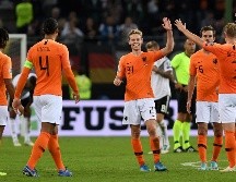 El holandés Frenkie De Jong (c) celebra su gol, anotado al minuto 58, con su equipo. EFE/D. Hecker