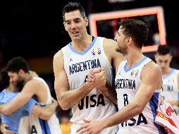 Luis Scola (centro) colaboró con 15 puntos para la victoria de su Selección. AFP/Y. Thu