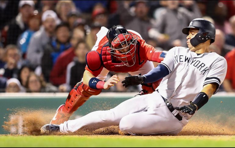 Christian Vázquez #7 y Gary Sánchez #24 se encuentran en el plato en la séptima entrada del juego. AFP / A. Glanzman
