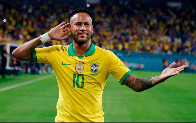 Neymar puso números definitivos al marcador al rematar un pase de Dani Alves. AFP/R. Wise