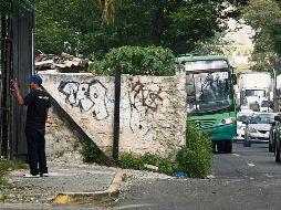 En Periférico a su cruce con la calle Benigno Canto, en la colonia Rancho Nuevo, se encuentra este inmueble sobre el acotamiento. Esto afectará el paso en un carril para el Peribús, proyecto que contempla un trazo de 41.5 kilómetros. EL INFORMADOR/A. Camacho